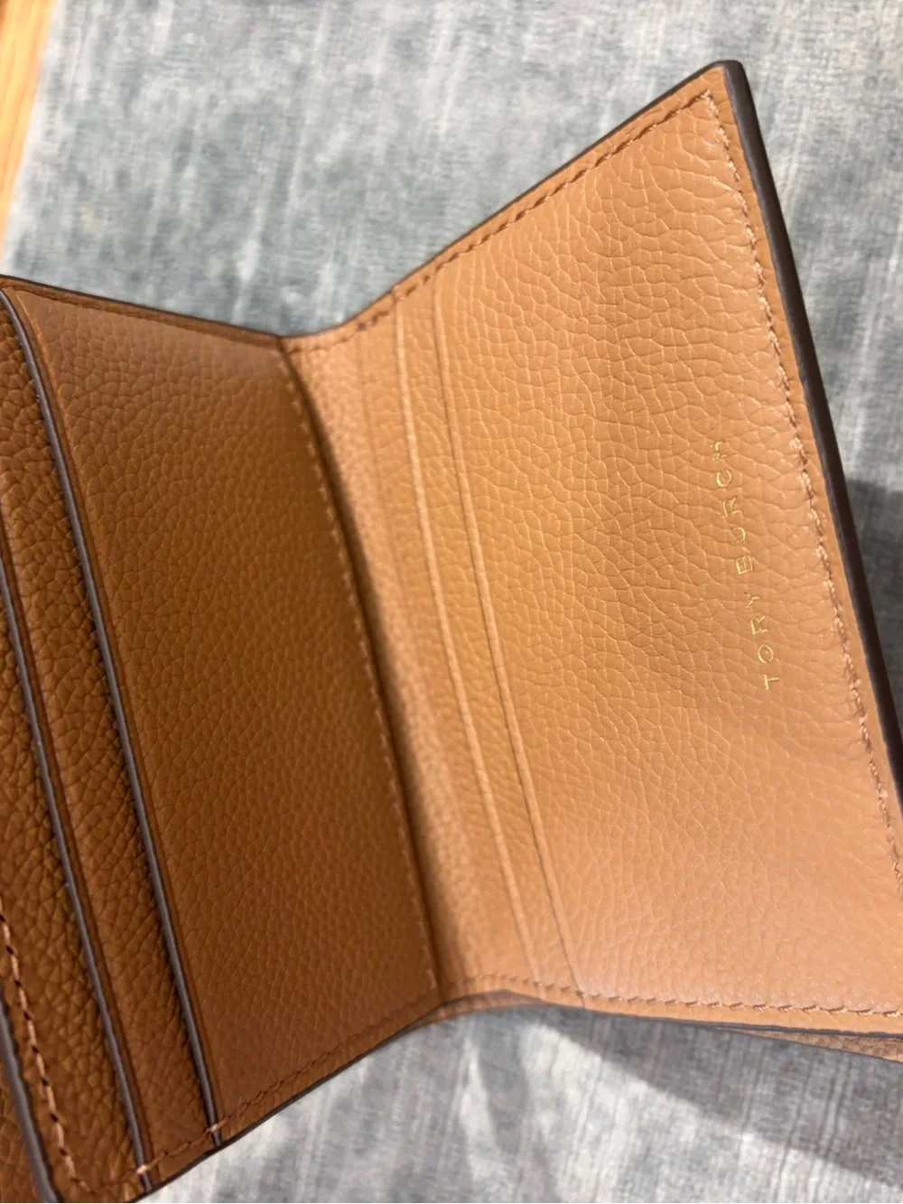 Tory Burch Tia Compact Pebbled Leather Wallet in Tiramisu